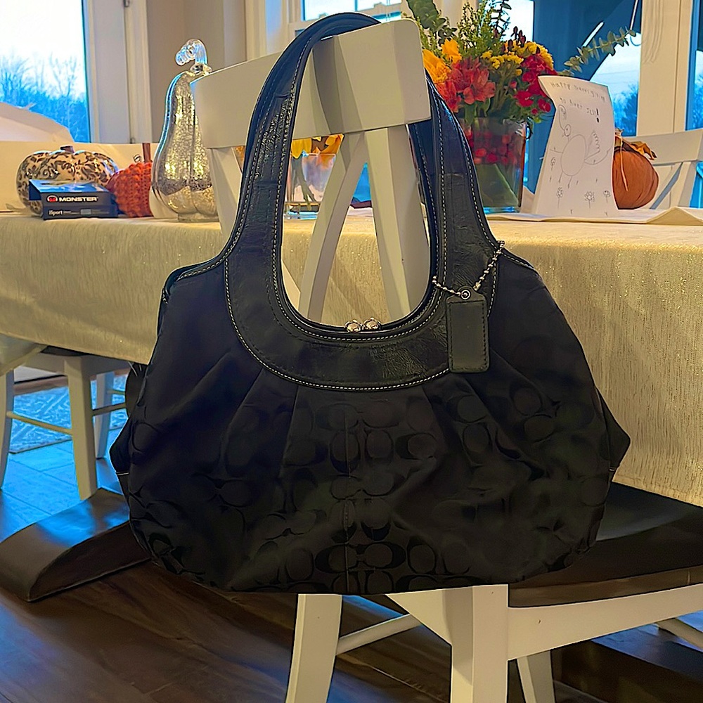 Beautiful Coach shoulder bag with snap closure and patent leather